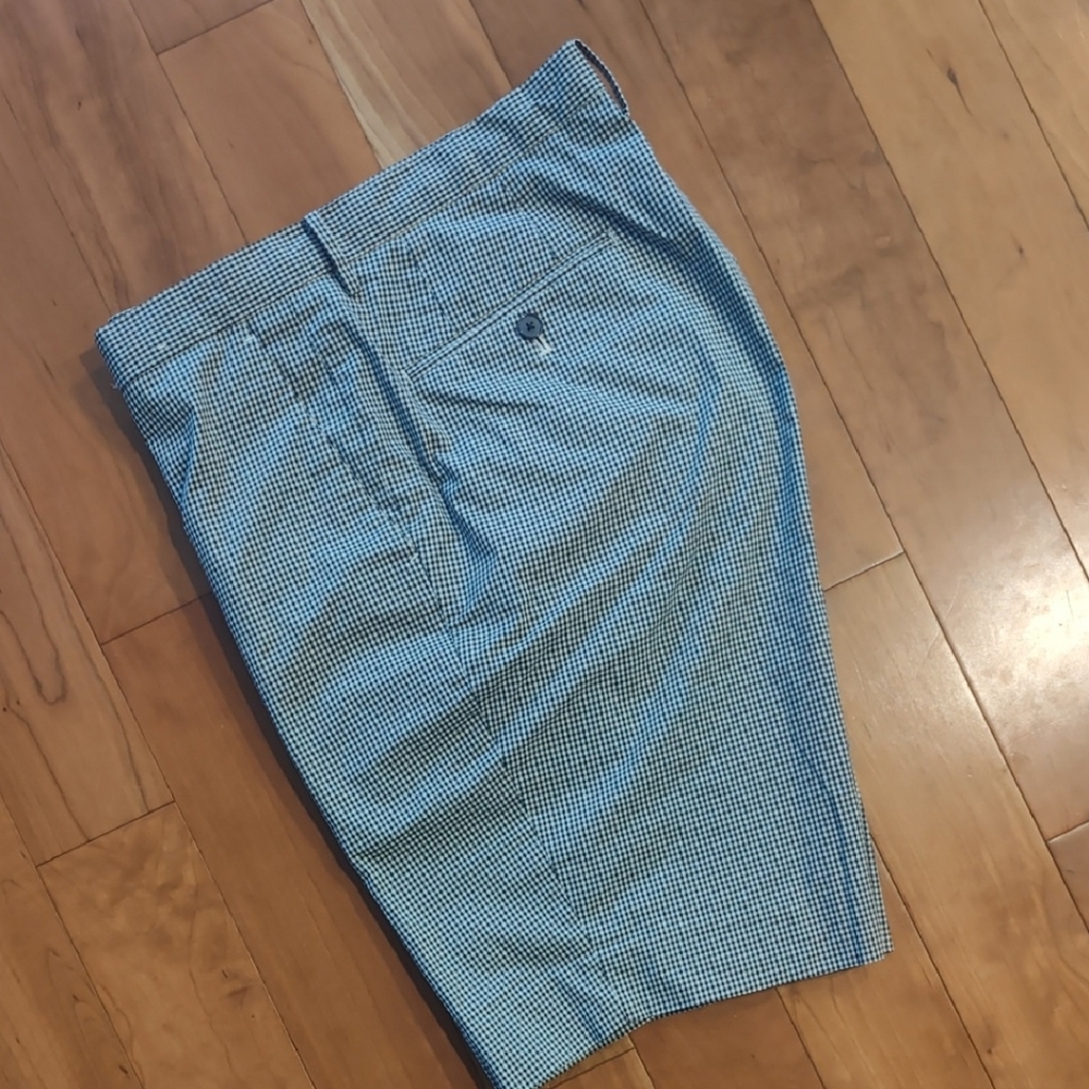 Uniqlo Men's Blue and White Checkered Shorts